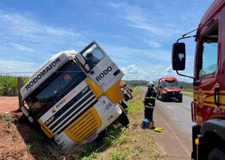 Carreta tomba em valeta na MS-134 entre Batayporã e Nova Andradina