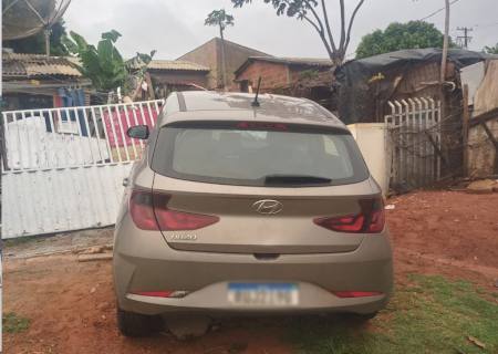 Motorista perde controle da direção e carro derruba portão de residência em Nova Andradina