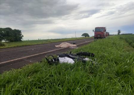 Colisão entre moto e caminhão deixa uma pessoa morta e outra gravemente ferida na BR-376