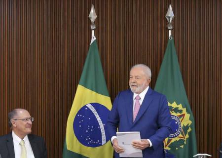 Lula diz que vai demitir quem se envolver em atos ilícitos, mas não cita ministra ligada a miliciano