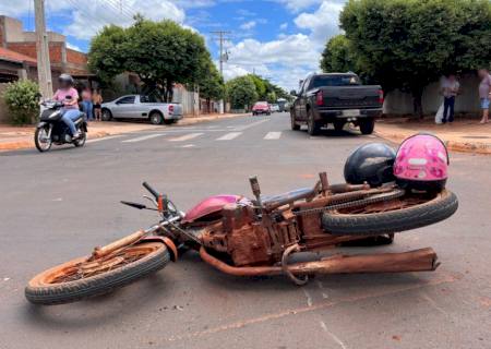 Colisão entre caminhonete e moto com placa de Nova Andradina deixa duas pessoas feridas em Ivinhema