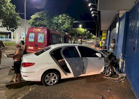 Condutor atinge veículo parado, perde controle e colide com o carro em muro de comércio em Nova Andradina