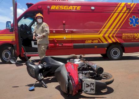 Motociclista fica ferida após colisão com micro-ônibus em Ivinhema