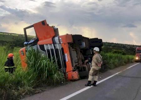 Motorista perde o controle e tomba carreta na BR-267 em Bataguassu