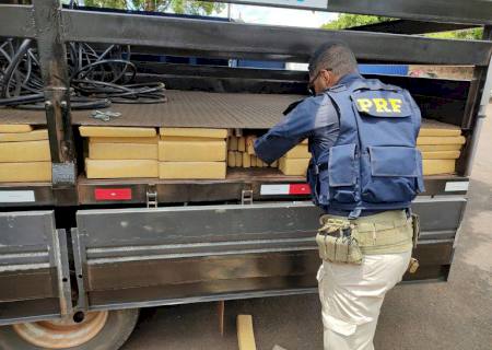 PRF apreende caminhão roubado e carregado com 1,5 tonelada de maconha em Terenos