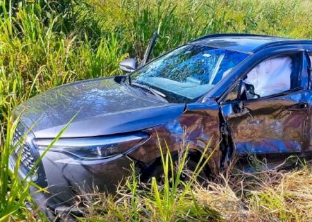 Condutor sai ileso após colidir carro com carreta na BR-267 em Bataguassu