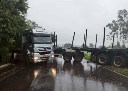 Carreta atravessa a pista contrária na MS-134 entre Batayporã e Nova Andradina