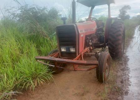 Polícia recupera trator roubado em que os bandidos fizeram idoso refém por três dias em MS