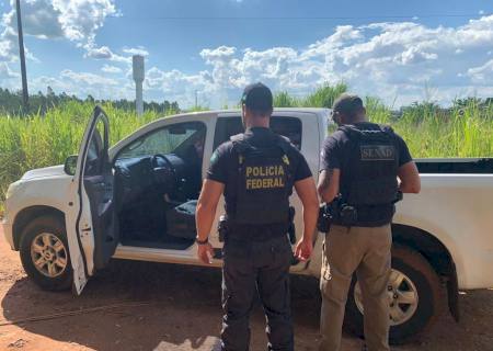 Polícia Federal e Senad recuperam viatura e arma roubadas