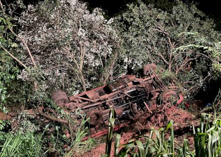 Buraco na pista provoca tombamento de caminhão em Nova Andradina