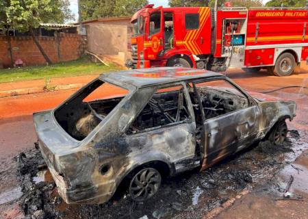 Após descobrir suposta traição, mulher põe fogo no carro do marido em Ivinhema