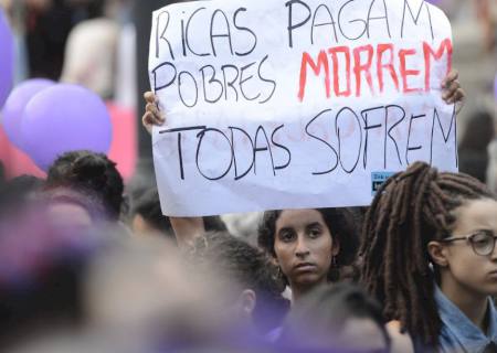 Uma em cada sete mulheres, aos 40 anos, já passou por aborto no Brasil