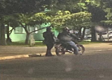 Servidora é flagrada na calada da noite na Prefeitura buscando documentos para forjar listas