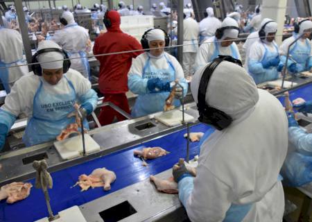 Indústria abriu quase 2 mil novos postos de emprego formal em fevereiro em MS