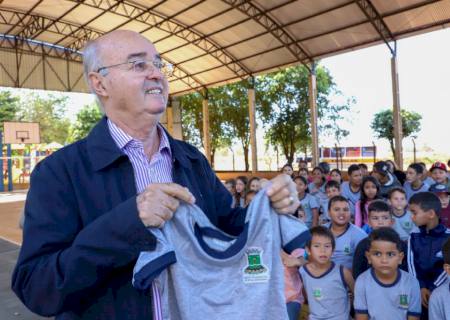 Governo Municipal realiza entrega de uniformes nas escolas Delmiro Salvione Bonin e Machado de Assis