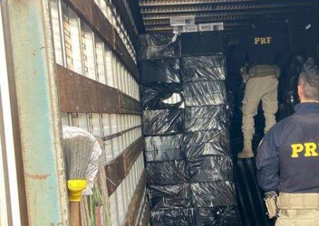 PRF intercepta dois caminhões com cargas de cigarros em Cassilândia