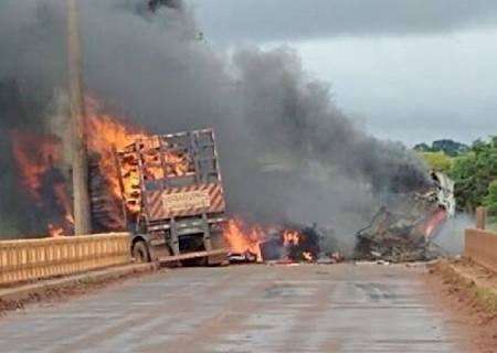 Caminhoneiros morrem carbonizados em colisão frontal na entrada de Brasilândia