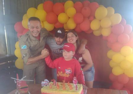 Em Ivinhema, criança tem surpresa em aniversário ao ter presença de bombeiro militar