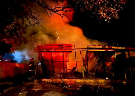 Residência fica destruída após incêndio suspeito de ser criminoso em Ivinhema