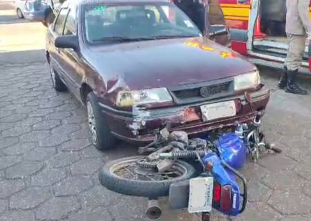 Carro colide com motocicleta na região central de Nova Andradina