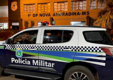 Mulher desacata policiais militares durante cumprimento de mandado de busca e apreensão em Nova Andradina