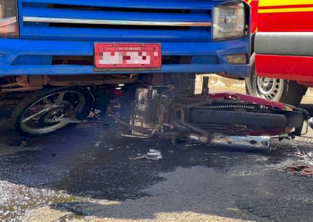 Motociclista morre após ser atropelado por caminhão em Nova Andradina