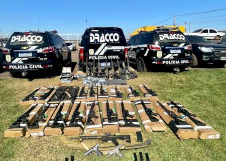 Dracco apreende fuzis em loja que vendia armamento até para traficante internacional de drogas