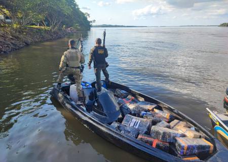 Ação conjunta entre DOF e Polícia Federal apreende lancha carregada com maconha no rio Paraná