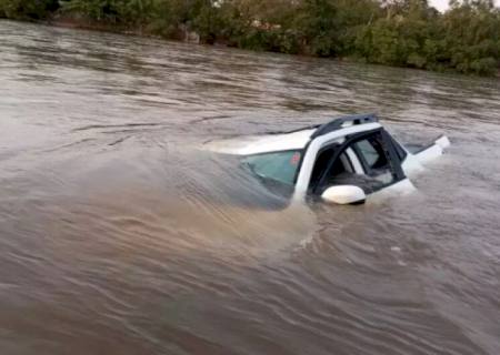 Motorista cai com picape no rio Taquari, manda localização para amigos, mas desaparece