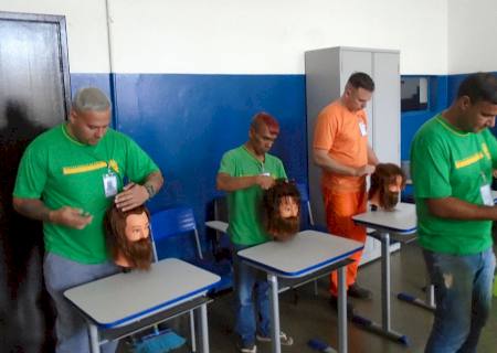 Profissão do momento, arte da barbearia é ensinada a detentos de Dourados e Nova Andradina