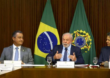 ''Não podemos ficar chorando o dinheiro que falta'', diz Lula