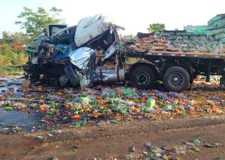 Motorista morre em acidente envolvendo duas carretas na BR-267