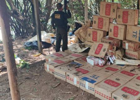 DOF apreende carga de cigarros contrabandeados na margem do rio Paraná em Naviraí