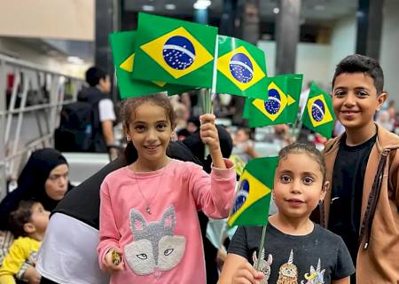 Brasileiros que estavam em Gaza chegam ao Brasil nesta segunda