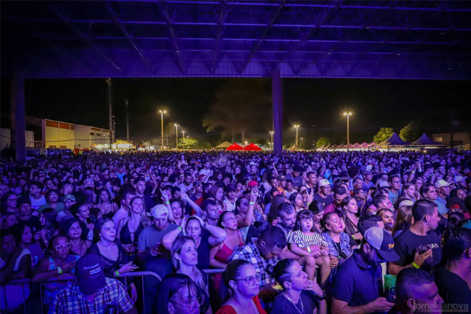 Noite inesquecível: Talento, carisma e simpatia marcam o show de Felipe Araújo em Nova Andradina