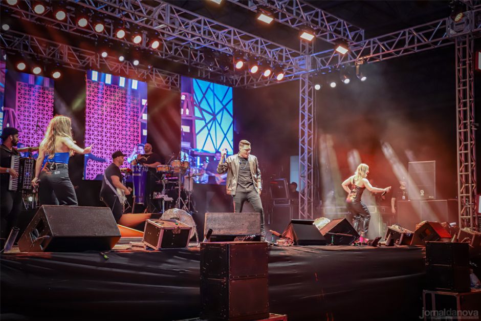 Noite inesquecível: Talento, carisma e simpatia marcam o show de Felipe Araújo em Nova Andradina