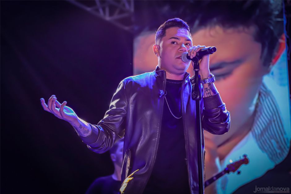 Noite inesquecível: Talento, carisma e simpatia marcam o show de Felipe Araújo em Nova Andradina