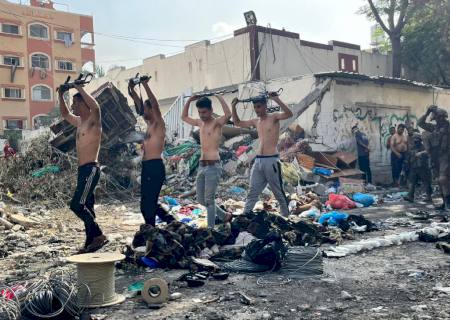Terroristas do Hamas em Gaza se rendem às forças de Israel com armas levantadas