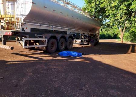 Motorista é encontrado morto ao lado de caminhão e mulher que estava com ele desaparece