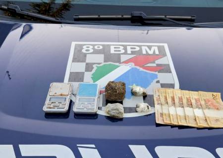 Homem tenta se desvencilhar de maconha ao avistar a polícia, mas acaba preso em Batayporã