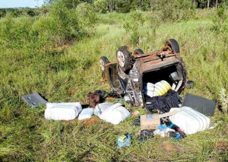 Homem morre após veículo ''abarrotado'' de produtos contrabandeados capotar na MS-395