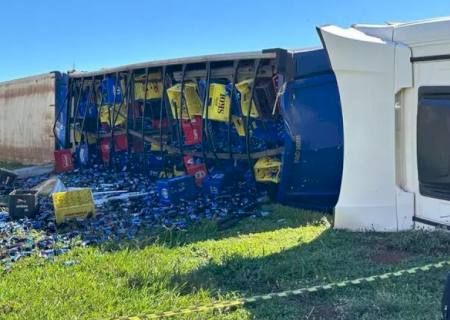 Carreta carregada com cerveja tomba em Nova Alvorada do Sul