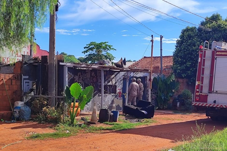 Casa onde homem foi morto em Batayporã é incendiada e polícia investiga ligação com assassinato