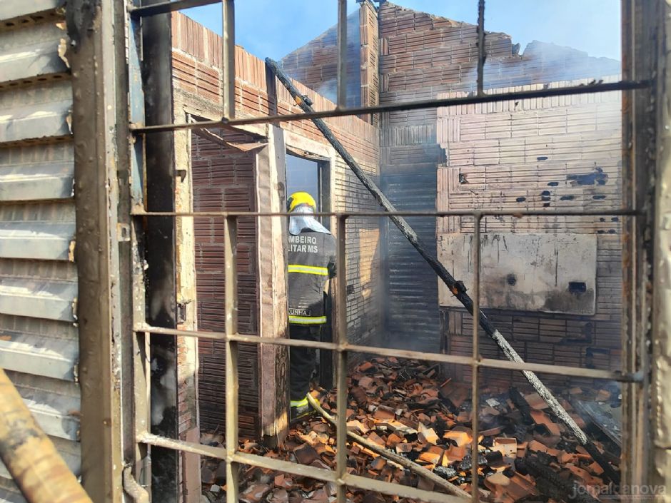 Casa onde homem foi morto em Batayporã é incendiada e polícia investiga ligação com assassinato