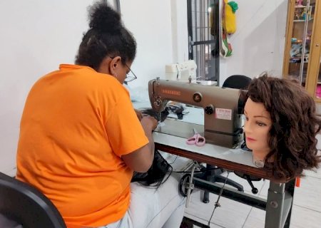 Apreendidos, cabelos contrabandeados viram perucas solidárias em presídio de MS