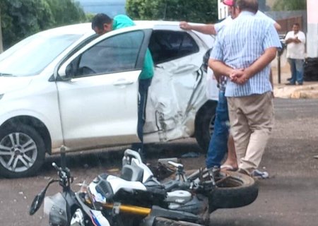 Motociclista fica ferido ao colidir com carro no centro de Nova Andradina