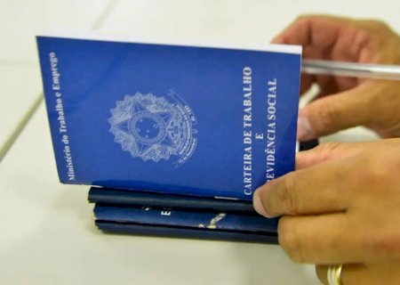 Empregos com carteira assinada batem recorde, segundo IBGE
