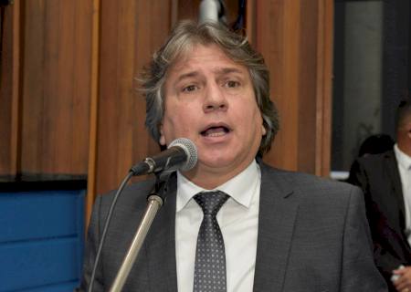 Caravina defende retirada de livro com conteúdo impróprio das escolas estaduais