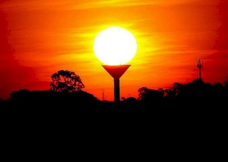Com aquecimento acentuado durante o dia, calor e tempo seco permanecem nesta terça