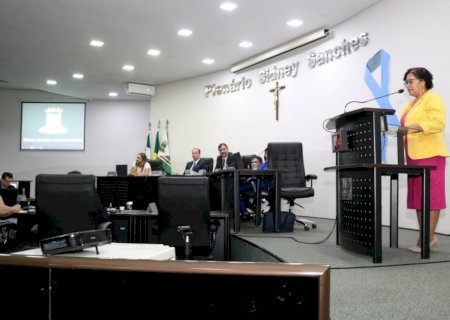 Vereadora propõe mais transparência nos conselhos municipais e retorno do transporte para o Centro da Juventude
